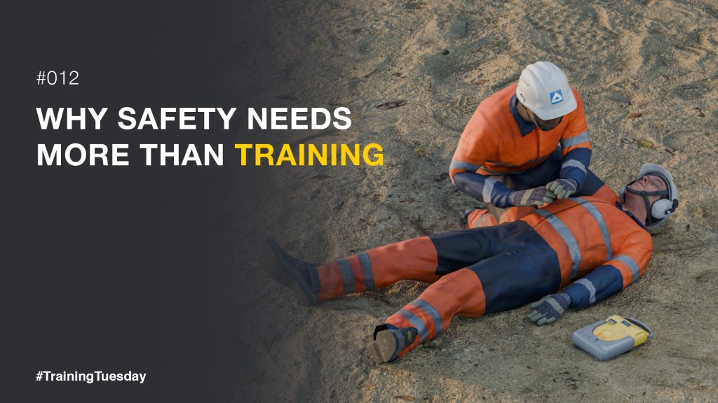 Simulation eines Notfalls auf einer Baustelle mit Ersthelfer als Beispiel für praxisnahe Sicherheits- und Notfalltrainings von TOUGH Training